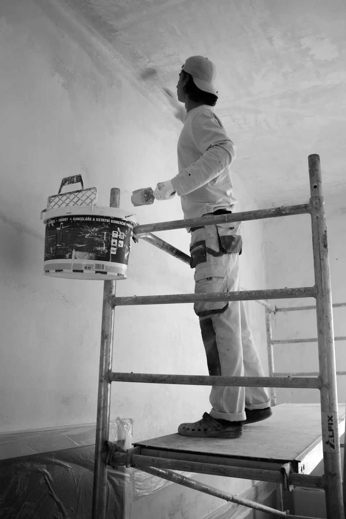 Artisan peintre au travail sur les murs