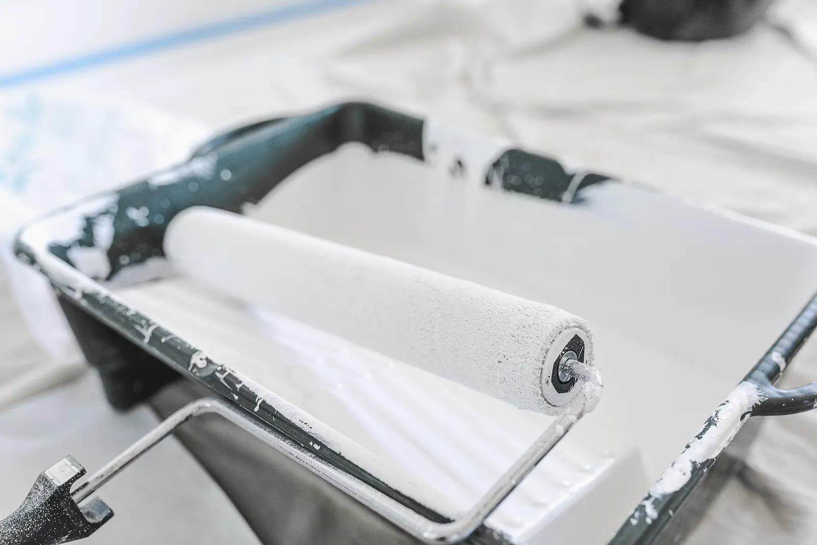 Peinture de plafond au rouleau, chantier soigné