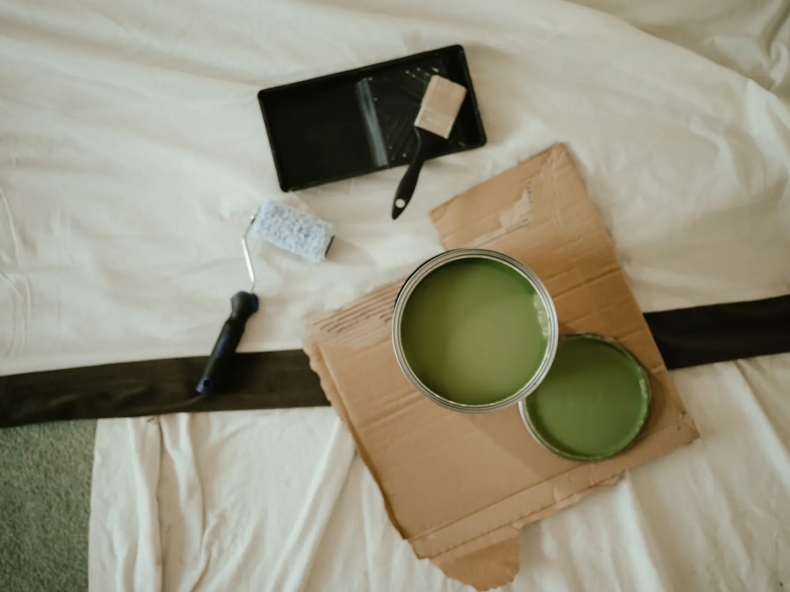 Peinture salle de bain dans les tons sauge, finition satinée