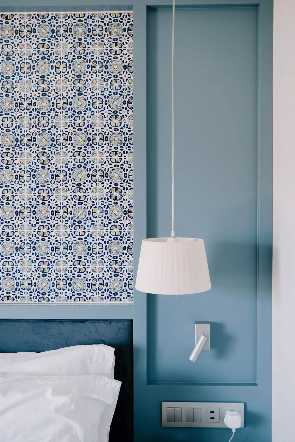 Chambre repeinte avec boiseries assorties
