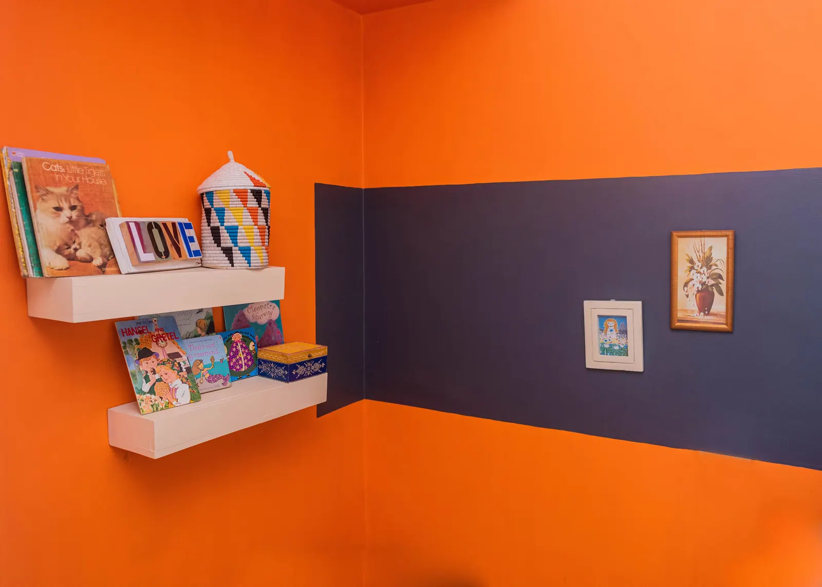 Mur bicolore orange et bleu profond, idée peinture intérieure tendance 2026