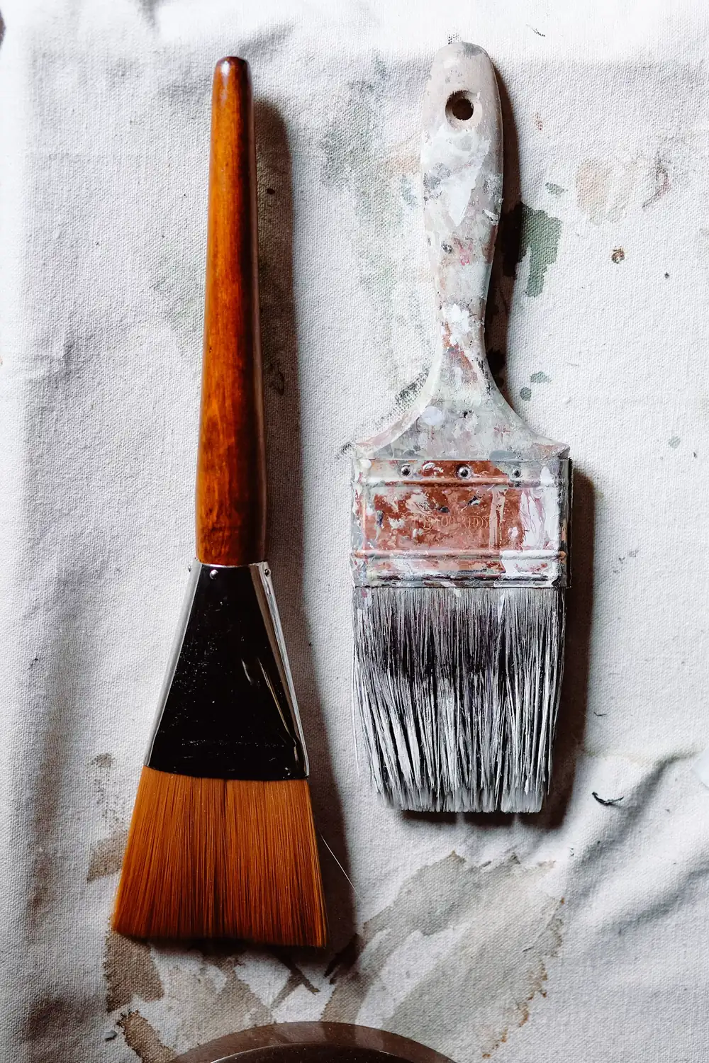 Pinceaux professionnels sur bâche de chantier, choix des marques de peinture 2026
